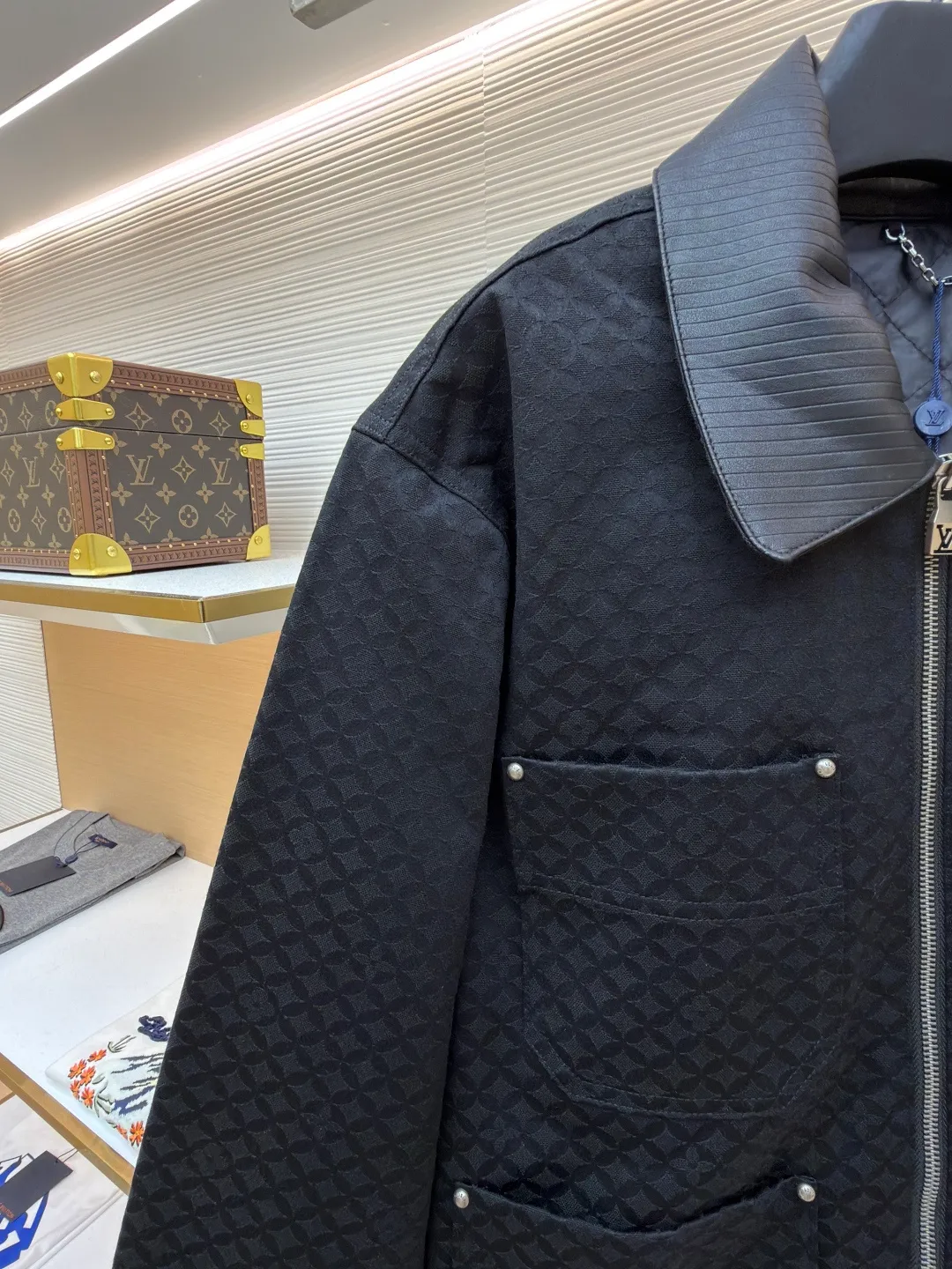 LOUIS VUITTON cotton work jacket ●Article number: 1681527-C00 ●Material: cotton jacquard fabric ●Technology: jacquard production ●Color: black ●Version: fitted version ●Weight: about 995 grams ●Size: S-M-L-XL ●Description: Cotton work tunic jacket This work jacket is made of comfortable cotton with a corduroy effect leather collar, and the jacquard creates a rich texture. The leather patch is the finishing touch and one of the studded patch pockets, and the quilted lining makes it a chic choice that spans all seasons. Wear it with matching trousers for a casual look. Regular fit, 100% cotton, lining: 64% polyester, 36% cotton, all-over logo jacquard, pearlescent buttons on pockets and cuffs, corduroy-effect ribbed collar, quilted lining, zip fastening, studded patch pockets and buttoned flap patch pockets, logo patch on front pocket. The overall wiring is straight and delicate, the fabric is comfortable and soft, and the color is consistent without color difference. It can be matched with the same style to create a fashionable look and control various occasions. Customized accessories, complete with three standards, same style for men and women!